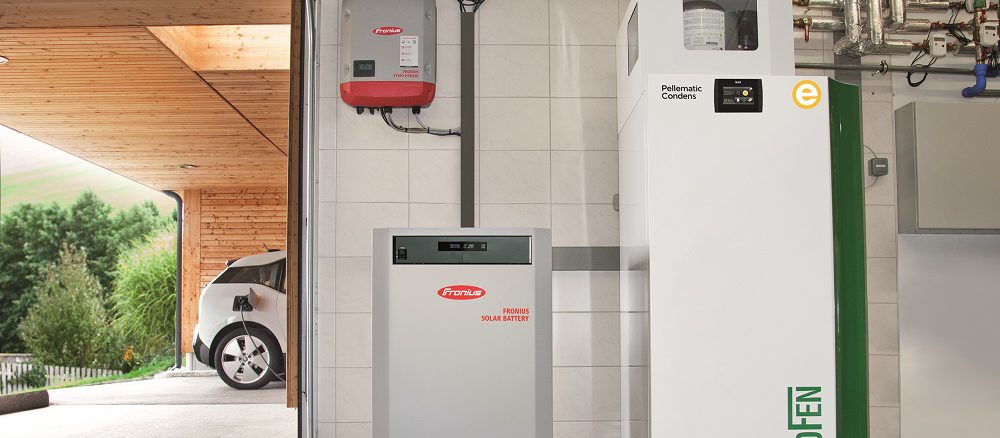 Kombination eines stromerzeugenden Pelletkessels mit einem E-Batteriespeicher. Foto: ÖkoFEN