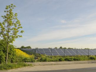 Für viele PV-Anlagen der ersten Stunde läuft ab 2021 die EEG-Förderung aus. Betreiber müssen sich schon 2019 überlegen, wie sie mit den Anlagen verfahren: verschrotten, weiterbetreiben, direktvermarkten oder selbst nutzen. Foto: Urbansky