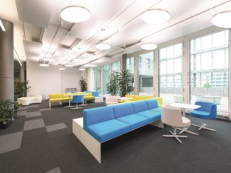 Die Nachbildung von Tageslicht und insgesamt natürliche Lichtverhältnisse fördern das Wohlbefinden der Mitarbeiter. Foto: Waldmann