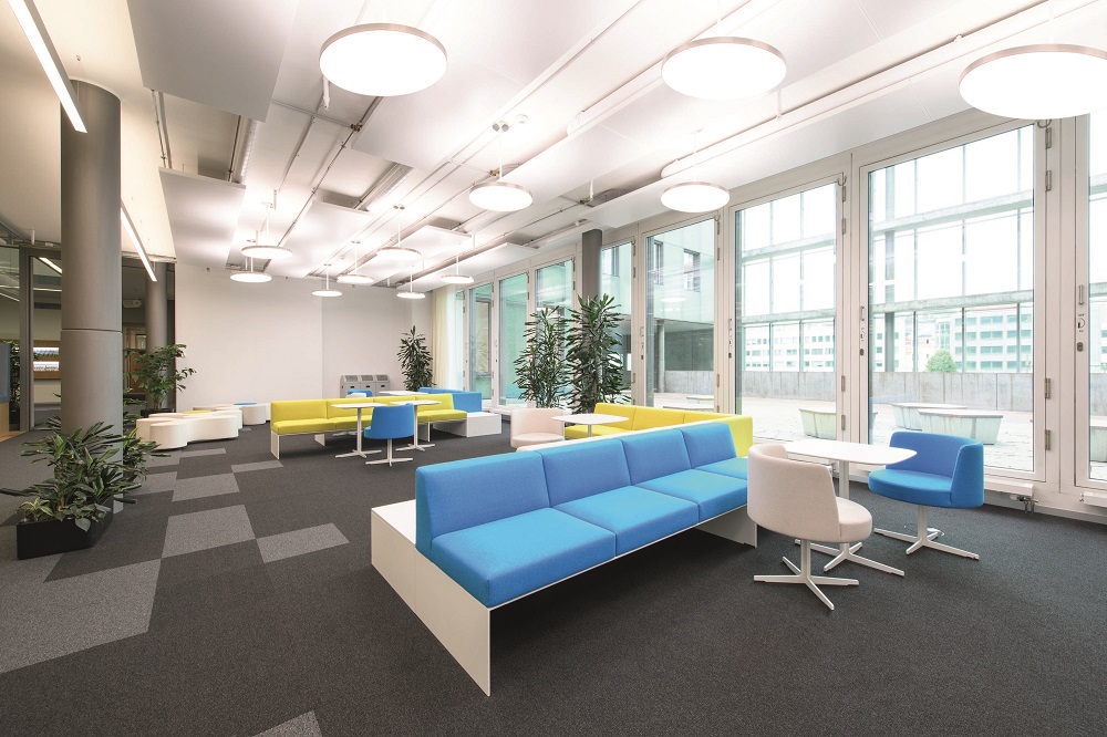 Die Nachbildung von Tageslicht und insgesamt natürliche Lichtverhältnisse fördern das Wohlbefinden der Mitarbeiter. Foto: Waldmann