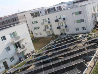 Ebenfalls ein Kooperationsmodell: Energieversorger betreuen eigene Stromerzeugungsanlagen, wie hier Photovoltaik, als Contractor und sorgen so für stabile Strompreise bei den Kunden von Immobilienunternehmen. Foto: Frank Urbansky