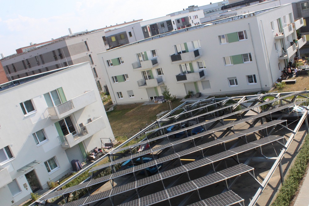 Ebenfalls ein Kooperationsmodell: Energieversorger betreuen eigene Stromerzeugungsanlagen, wie hier Photovoltaik, als Contractor und sorgen so für stabile Strompreise bei den Kunden von Immobilienunternehmen. Foto: Frank Urbansky