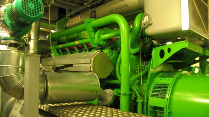 IMG_8892 Blockheizkraftwerke sind große Gasmotoren. Werden sie dezentral eingesetzt, verlagern sich Lärm und Emissionen nah zum Verbraucher. Das kann Proteste hervorrufen. Foto: Frank Urbansky