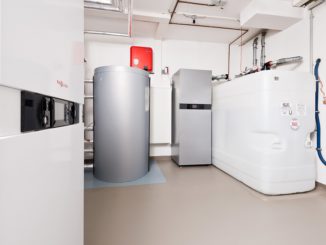 Heizungskeller des Innovationshauses in Wolfhagen: (v. l.): Hybridgerät, Warmwasserspeicher, Stromspeicher sowie der Tank für Heizöl und neue flüssige Brennstoffe. Foto: IWO