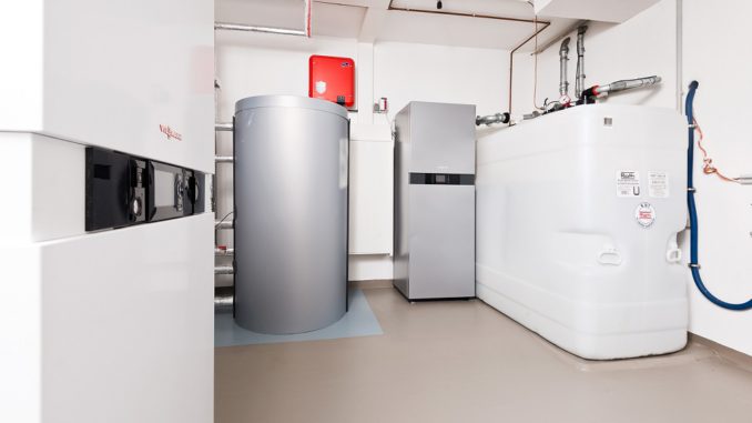 Innovationshaus Wolfhagen Heizungskeller des Innovationshauses in Wolfhagen: (v. l.): Hybridgerät, Warmwasserspeicher, Stromspeicher sowie der Tank für Heizöl und neue flüssige Brennstoffe. Foto: IWO