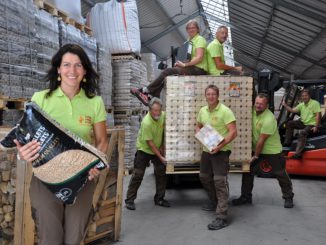 Legt Wert auf gute Lagerung und Nachhaltigkeit: Das Team von Naturbrennstoffe Kretschmann. Foto: Naturbrennstoffe Kretschmann OHG