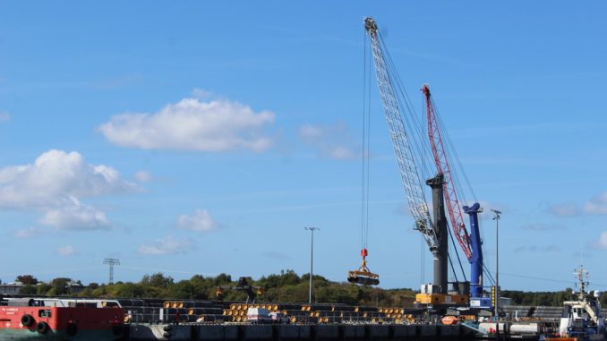 Soll Ende 2019 den Betrieb aufnehmen: Nord Stream 2, hier das Röhrenlager im Ostseehafen Mukrahn. Foto: Urbansky