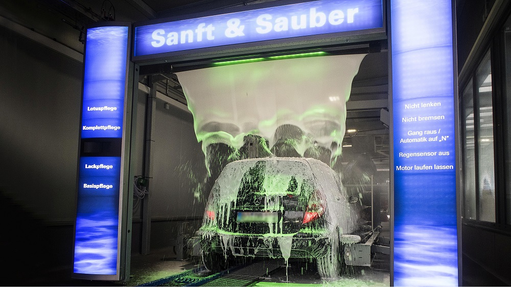 Waschstraße mit Powerschaum-Bogen an der Westfalen-Tankstelle Gelsenkirchen, Brüsseler Straße 8, die im Oktober 2018 eröffnet wurde. Foto: Westfalen AG, Münster