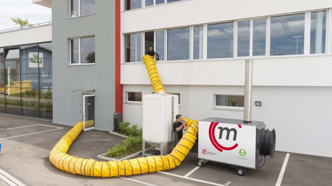 Einsatz einer mobilen Heizquelle, hier mit Pellets betrieben, während einer Bestandssanierung. Foto: Mobil in Time