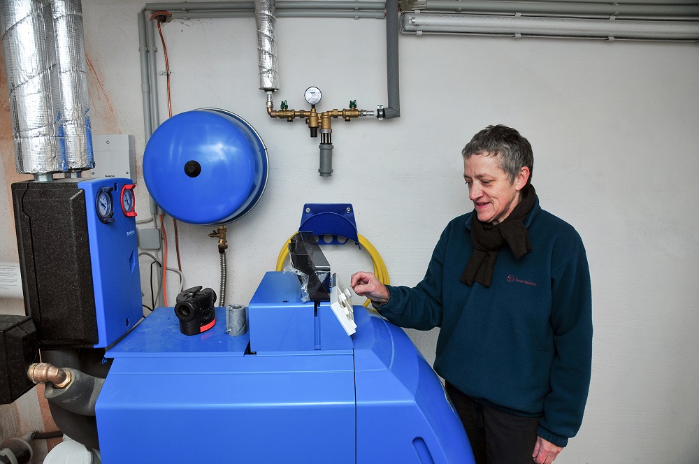 Gerade Besitzer von Bestandsimmobilien wie hier setzen weiter auf die Ölheizung. Meist muss das neue Heizsystem jedoch weitaus geringer dimensioniert werden. Foto: IWO