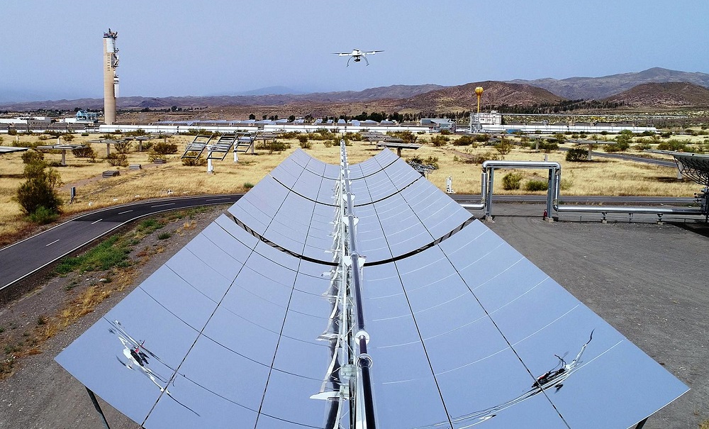 Ein Quadrocopter vermisst eine Parabolrinne der Plataforma Solar de Almería (PSA). Foto: DLR