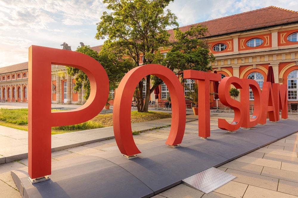 Der Schriftzug „POTSDAM“ wurde aus Beton hergestellt, der Biochar als Zuschlag enthält. Foto: BNB