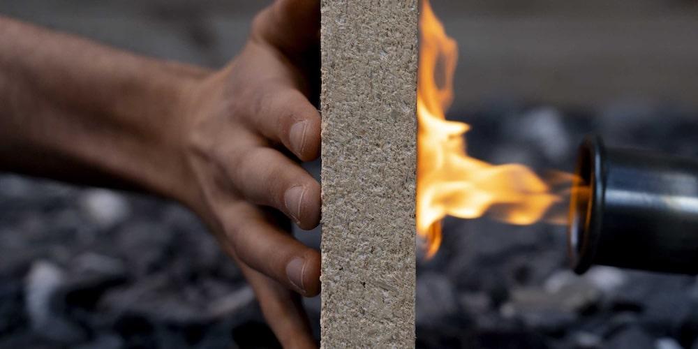 Aus Sägemehl werden Brandschutzmaterialien